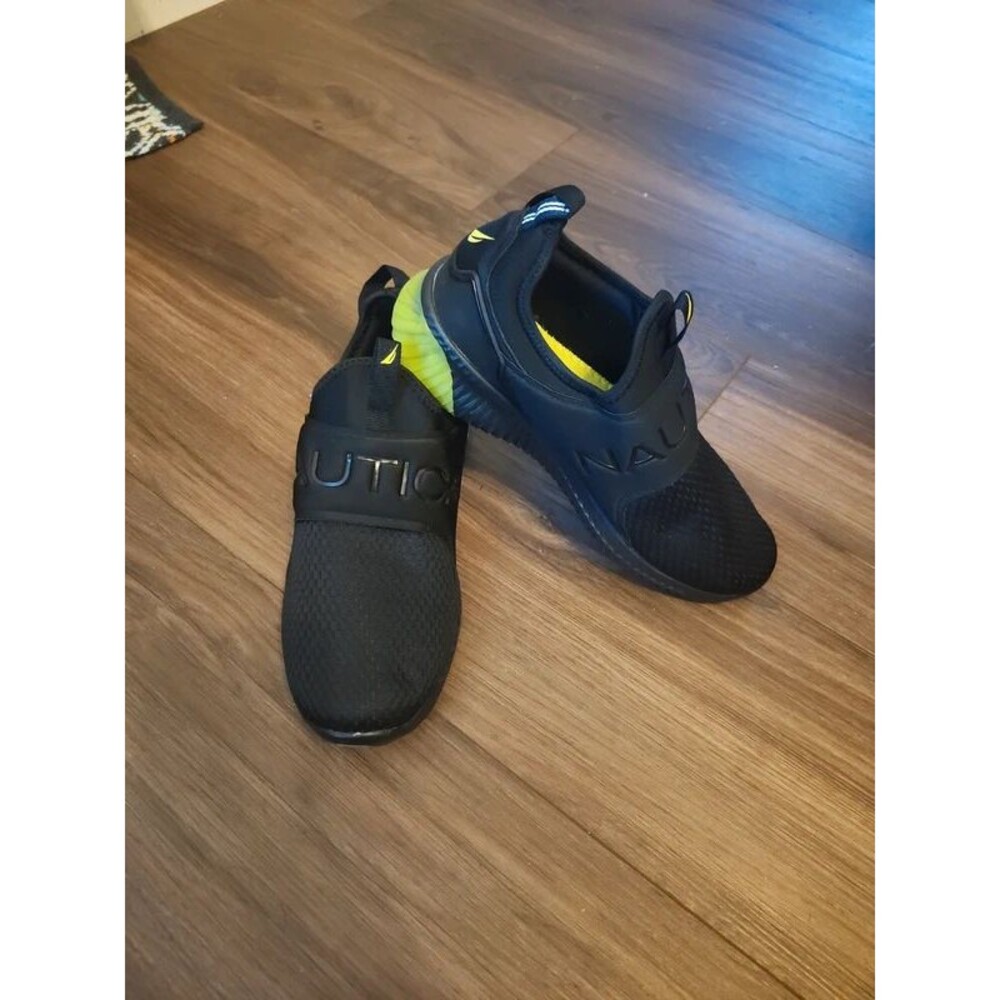 Nautica woman's Slip On Sneakers Black Athletic Shoes Size 8 Excellent Condition
